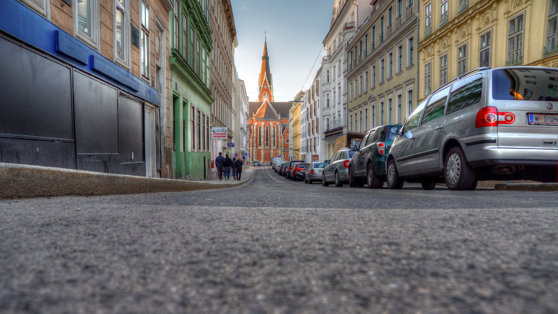 auf der Straße zur Kirche